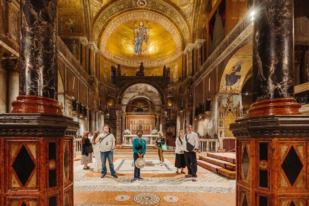 un gruppo di persone in piedi in una chiesa