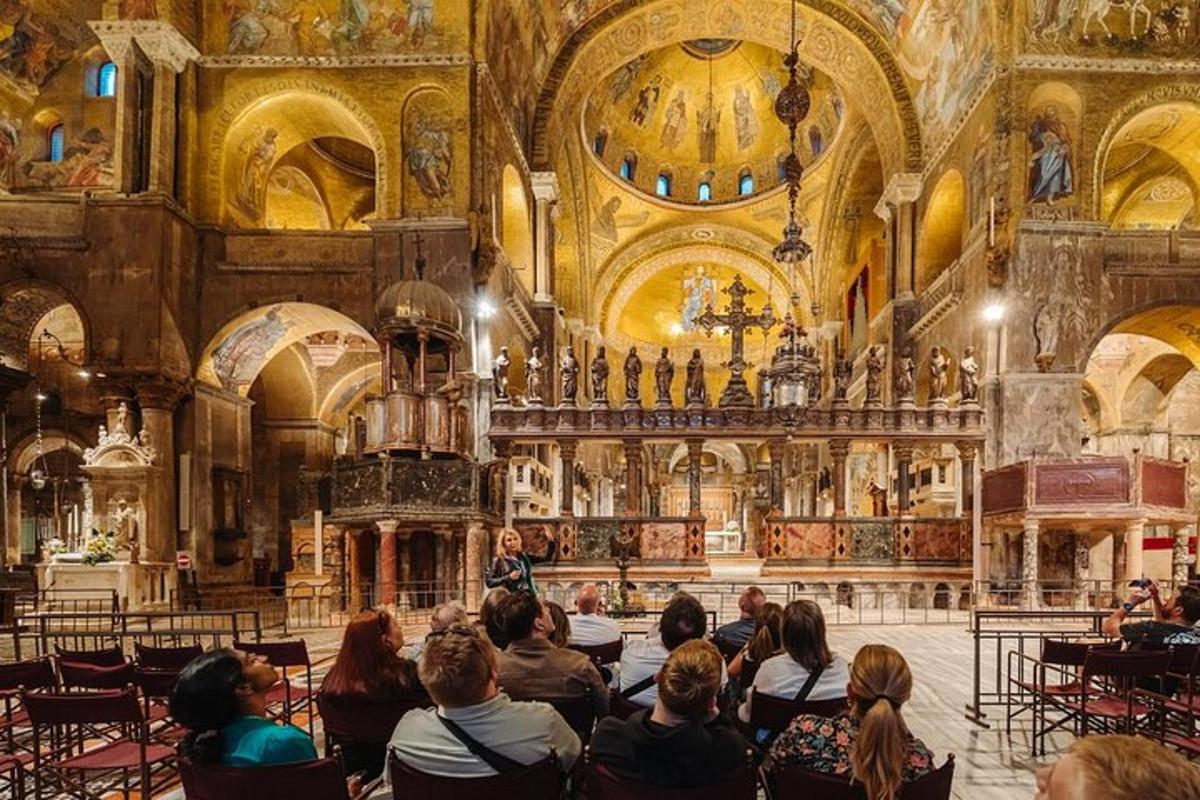 un gruppo di persone sedute in una grande chiesa
