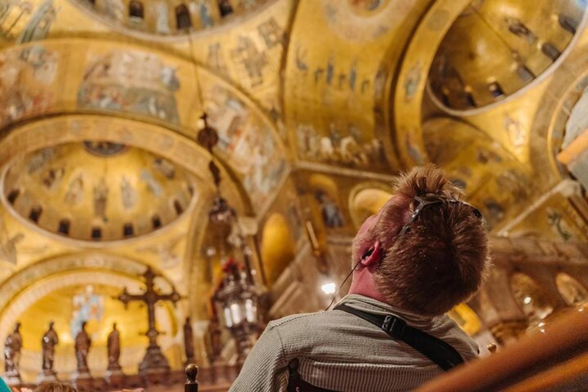 un uomo che guarda in alto verso una chiesa con un soffitto