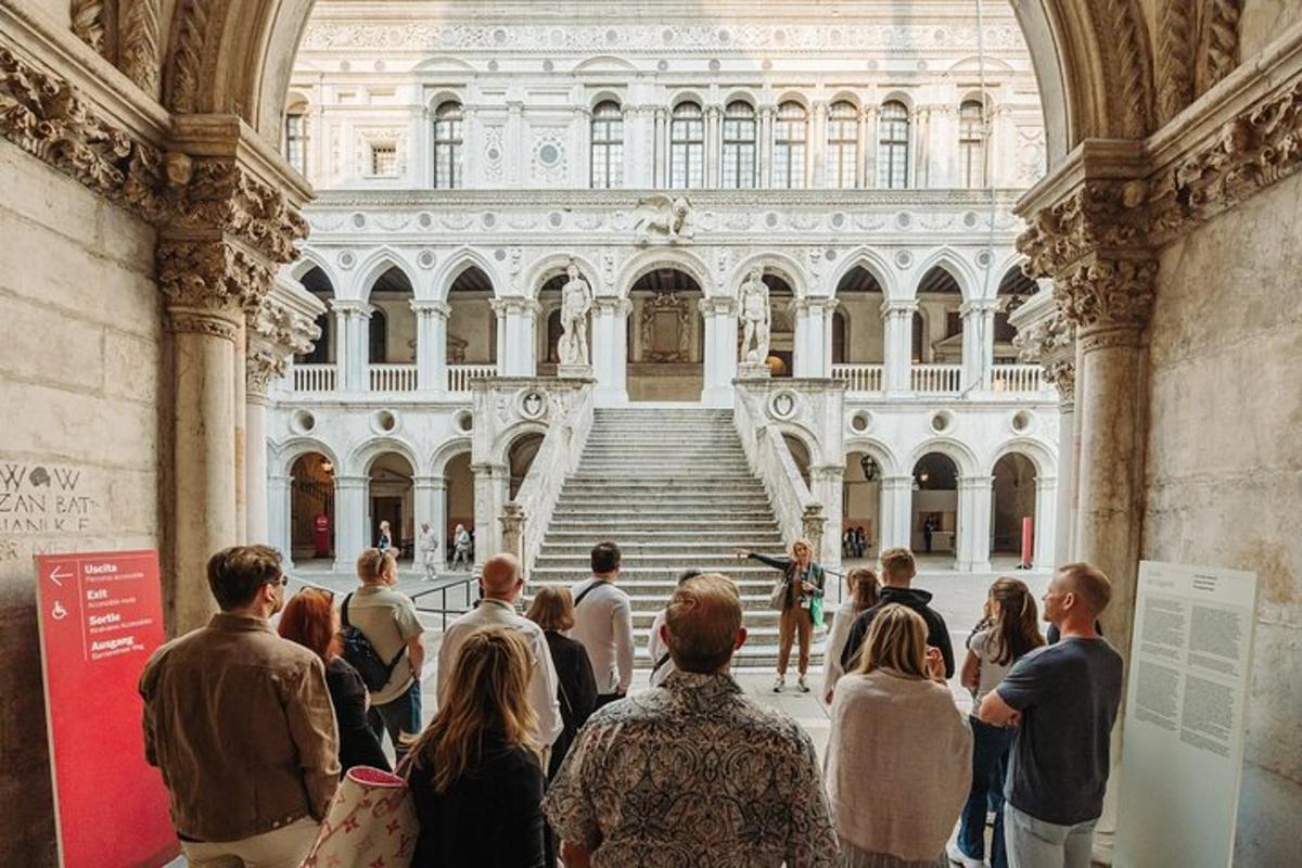 un gruppo di persone in piedi in un grande edificio