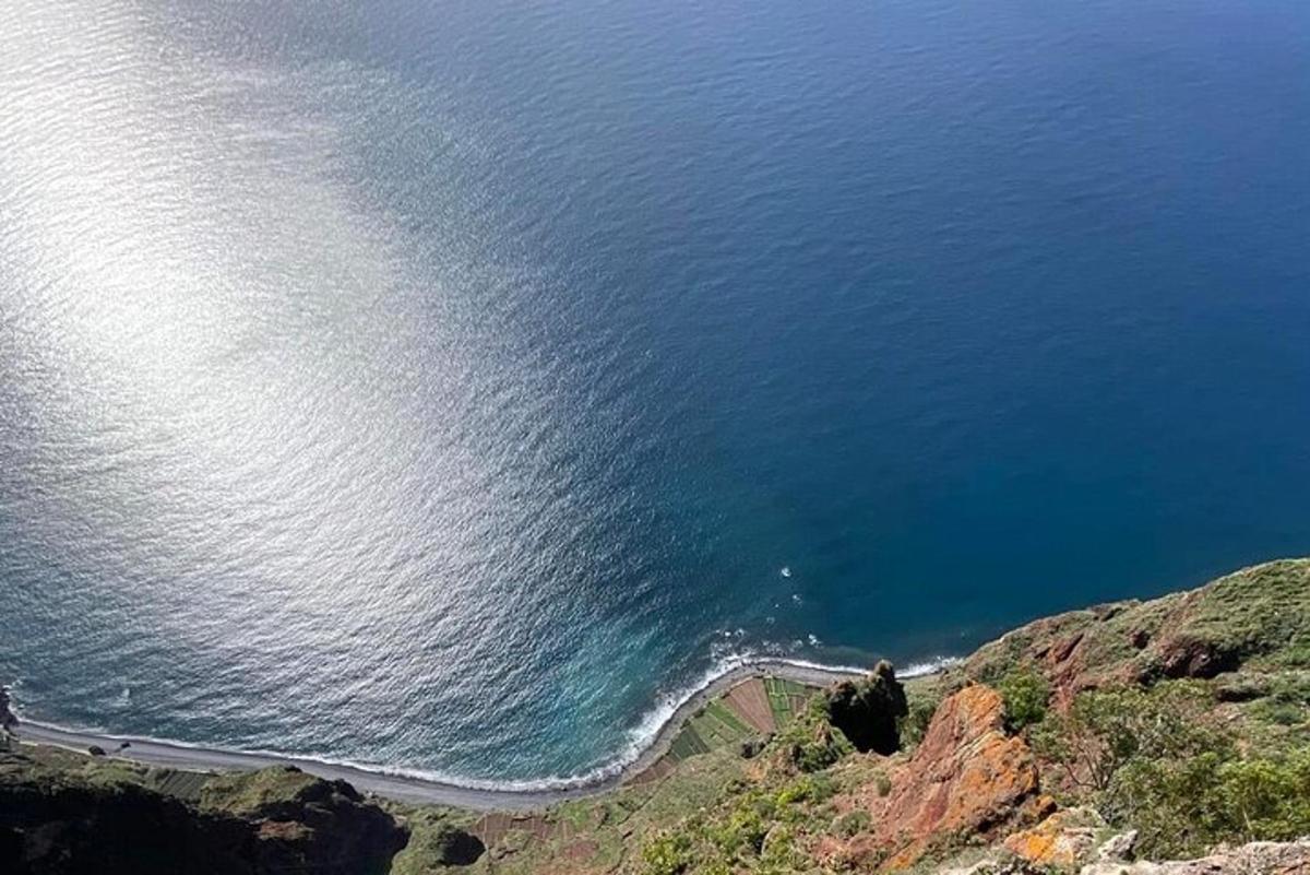una vista aerea dell'oceano e di una spiaggia