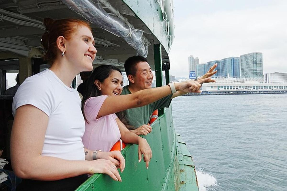 un grupo de personas en un barco en el agua