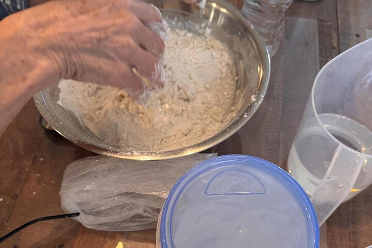 一个人在桌子上的碗里搅拌原料