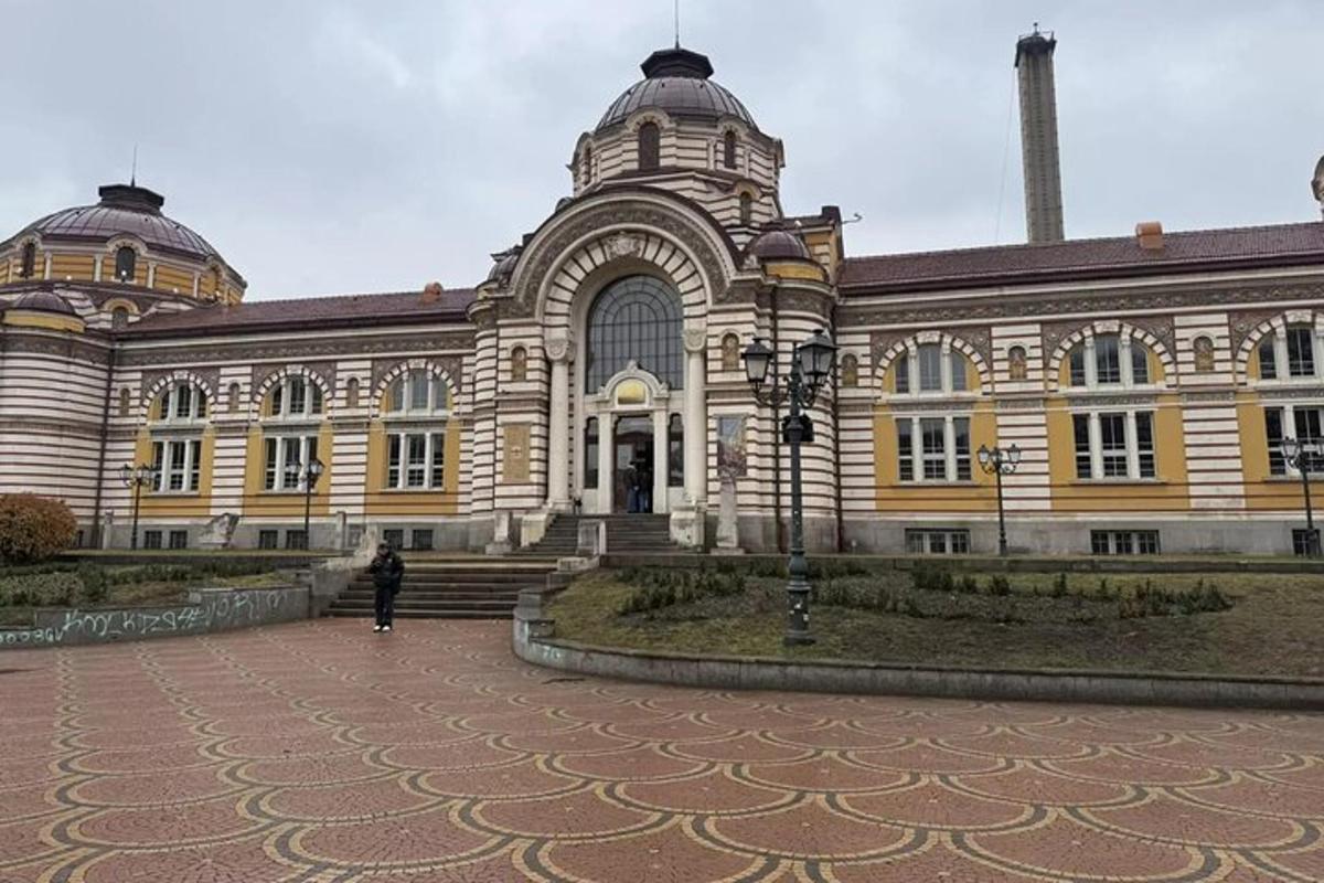 一座大楼，前面站着一个人