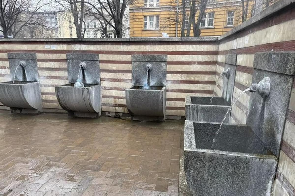 墙边的一排喷泉