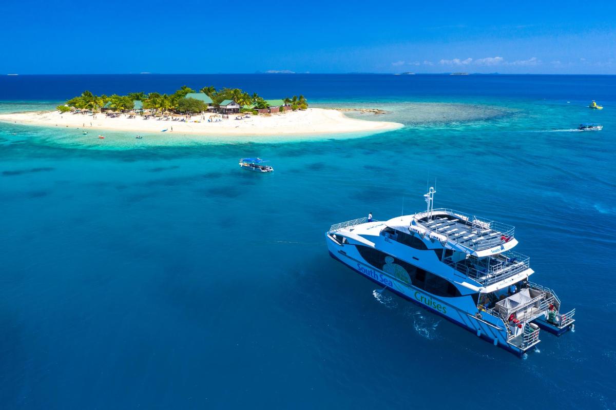 a boat in the water next to an island