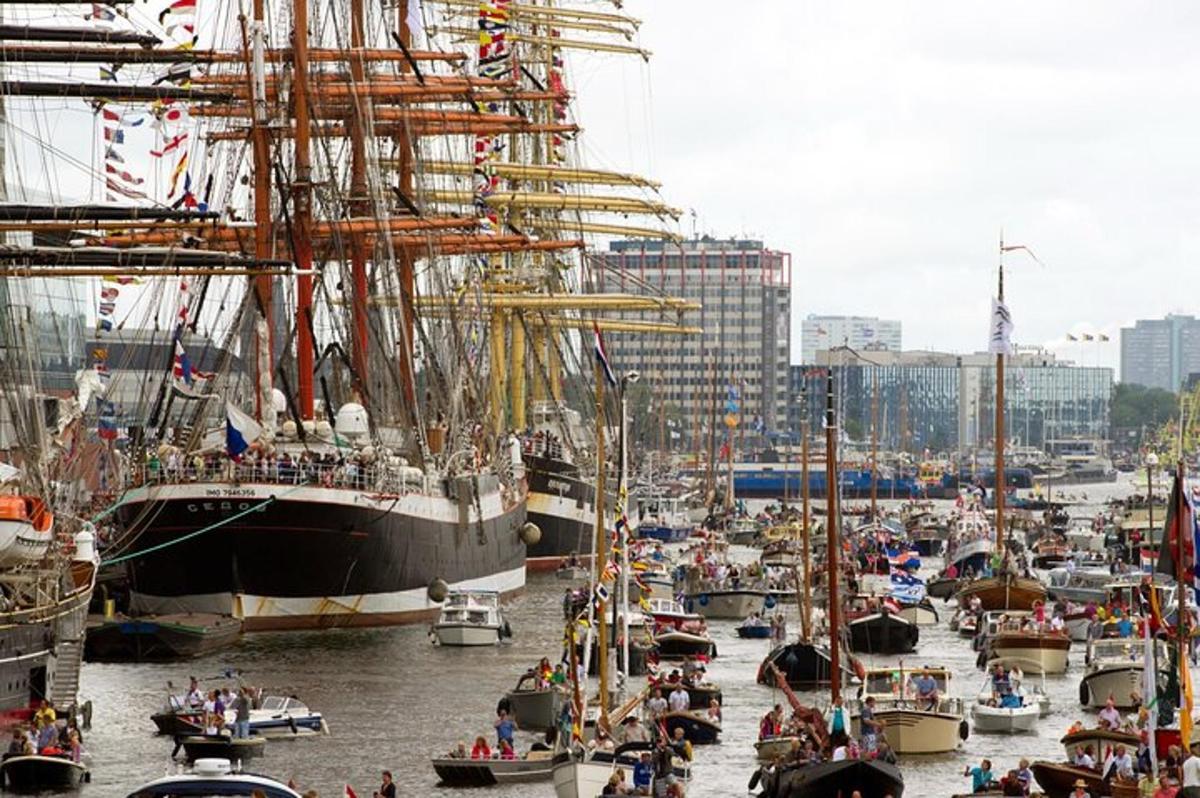 eine Gruppe von Booten liegt in einem Hafen vor Anker