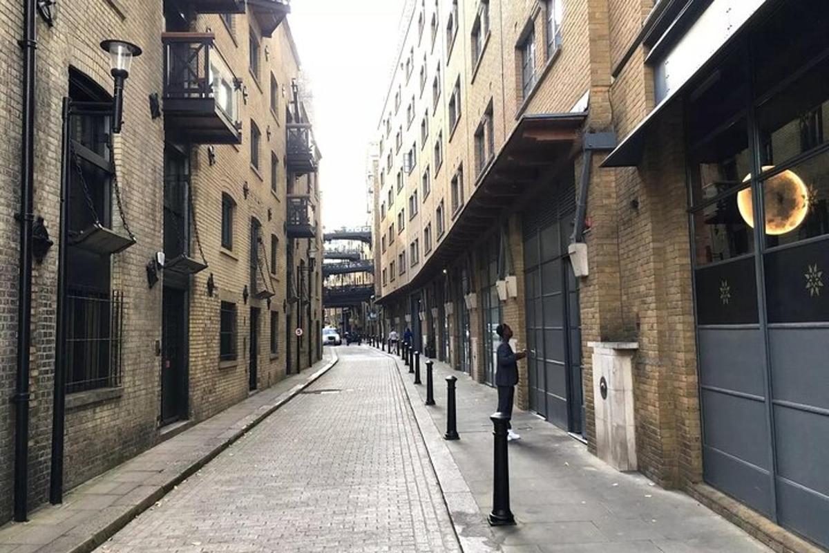 ένας άδειος δρόμος σε ένα σοκάκι ανάμεσα σε κτίρια