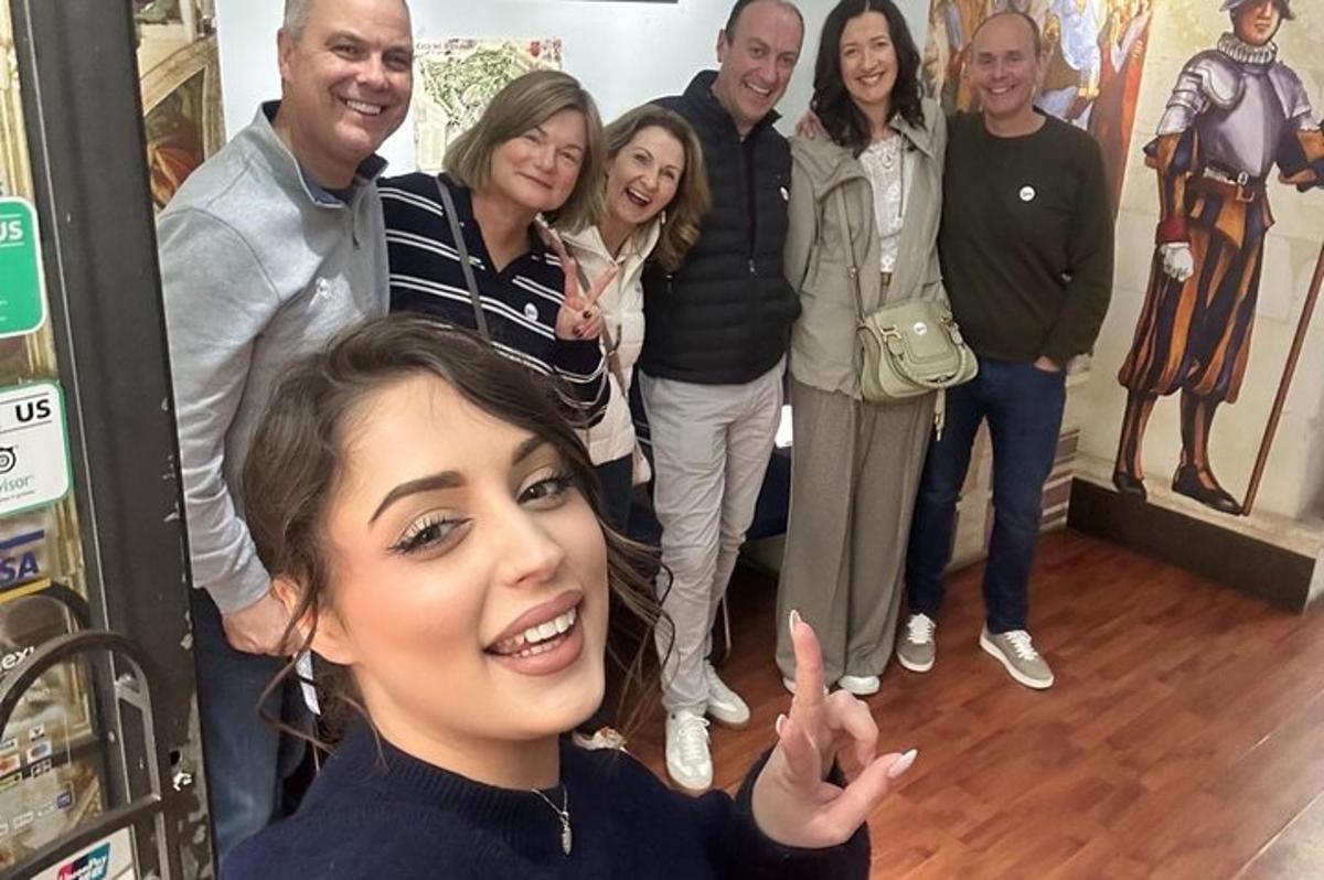 skupina lidí pózujících pro fotografii