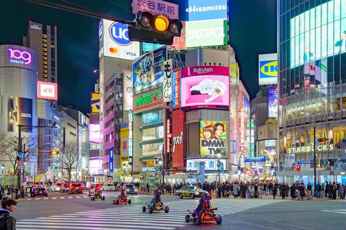 una strada cittadina trafficata di notte con persone in scooter