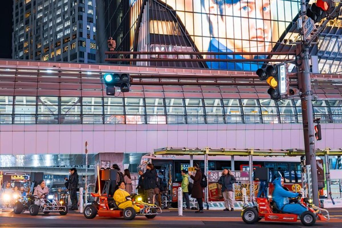 un grup de patinets aparcats davant d'un edifici