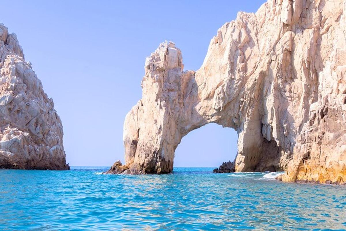 un arco nelle rocce nell'acqua