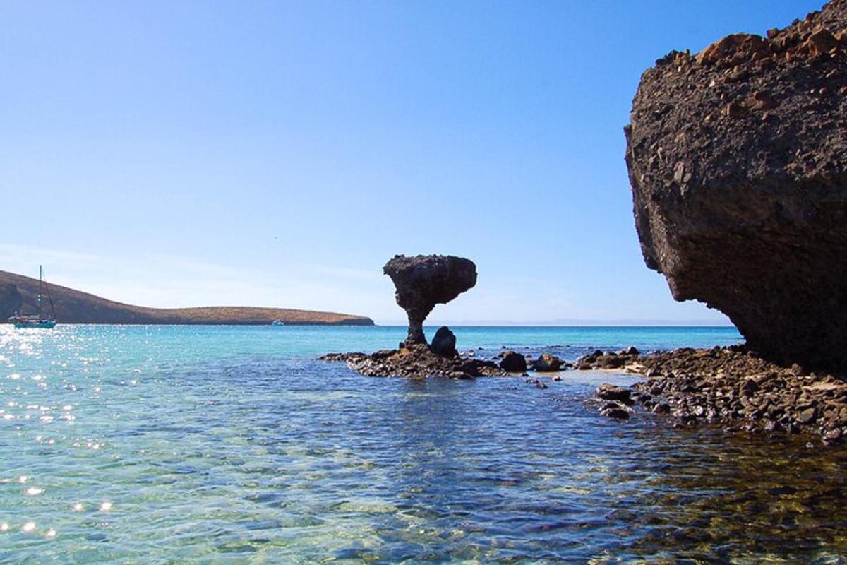 una formazione rocciosa in mezzo all'oceano