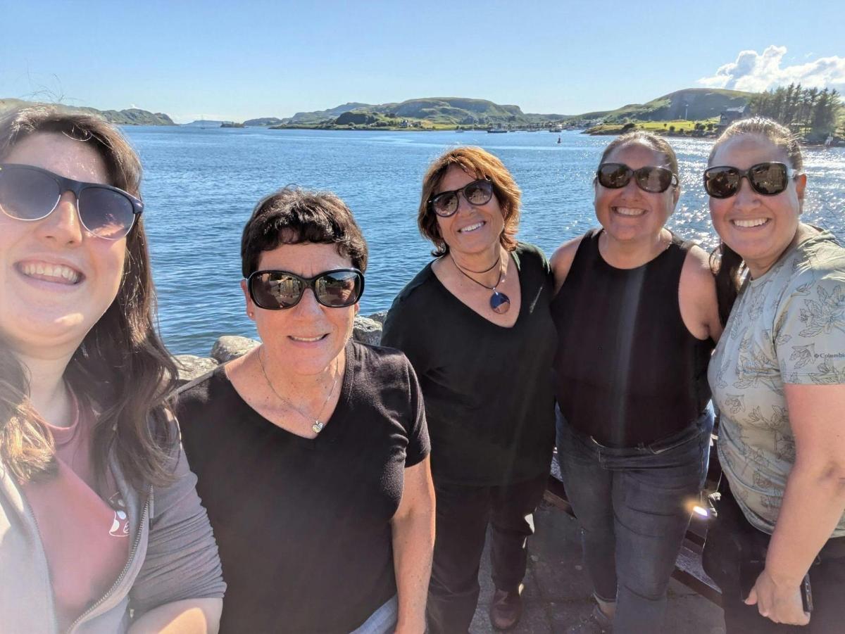 skupina žen stojící u vody