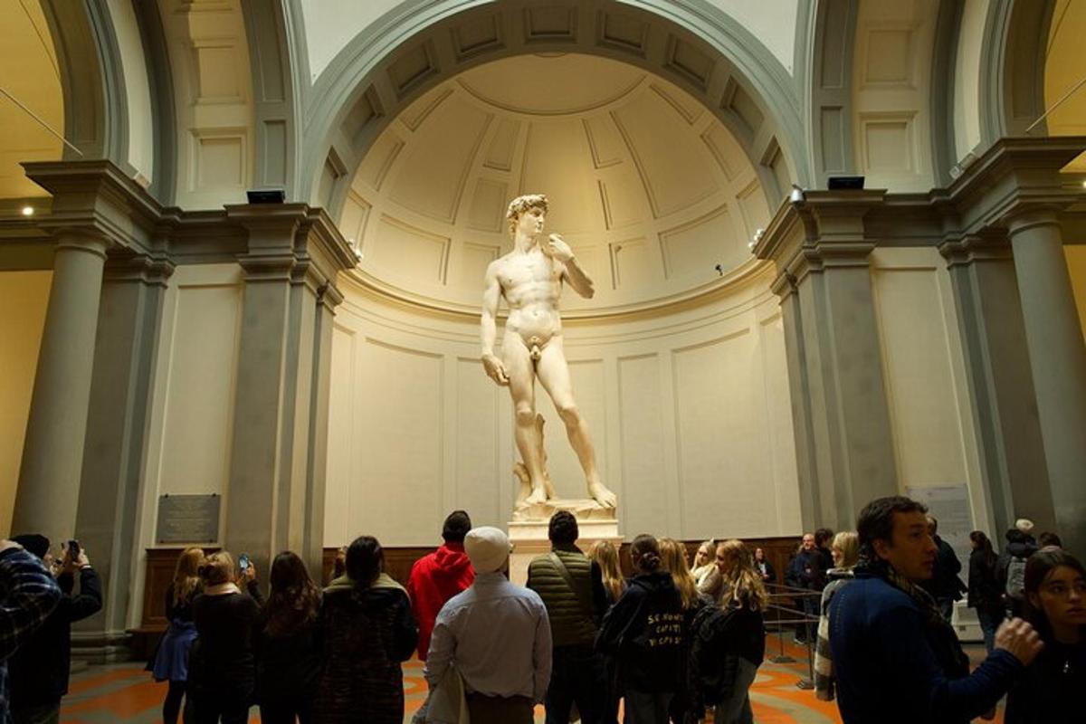 orang ramai melihat patung di muzium