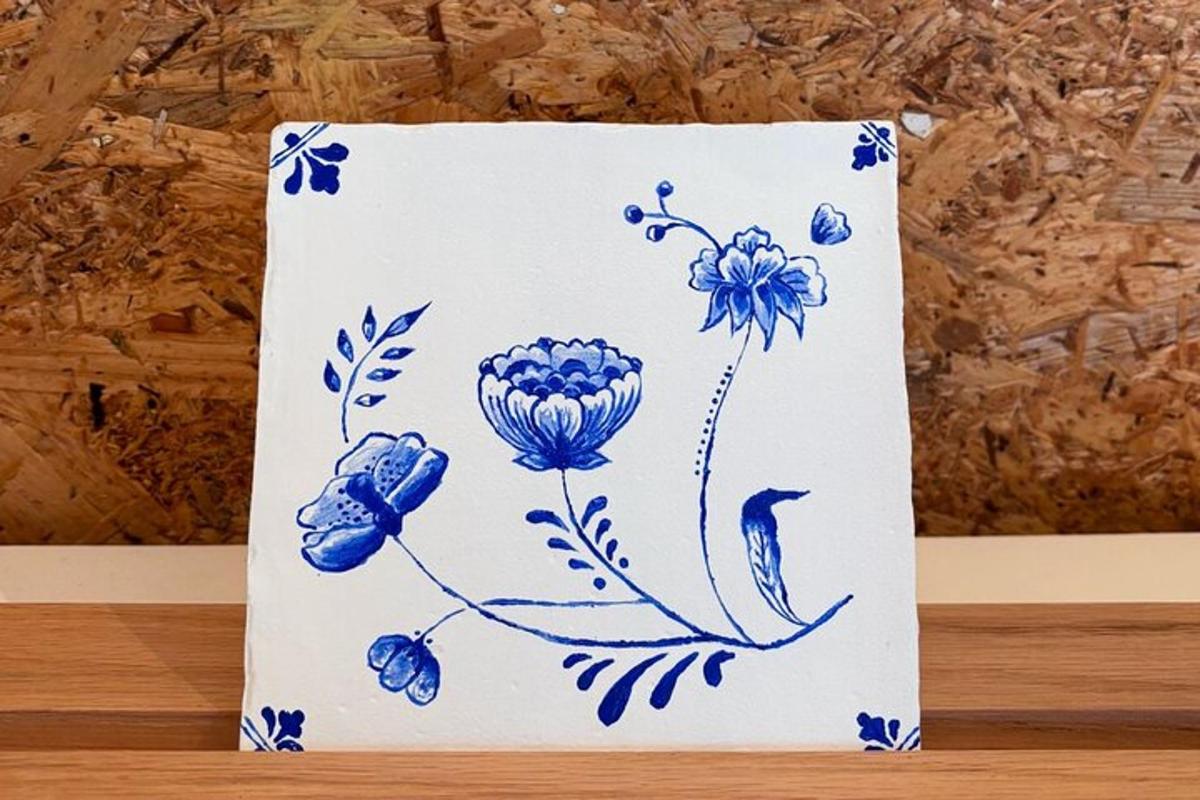 un asciugamano blu e bianco con fiori blu sopra
