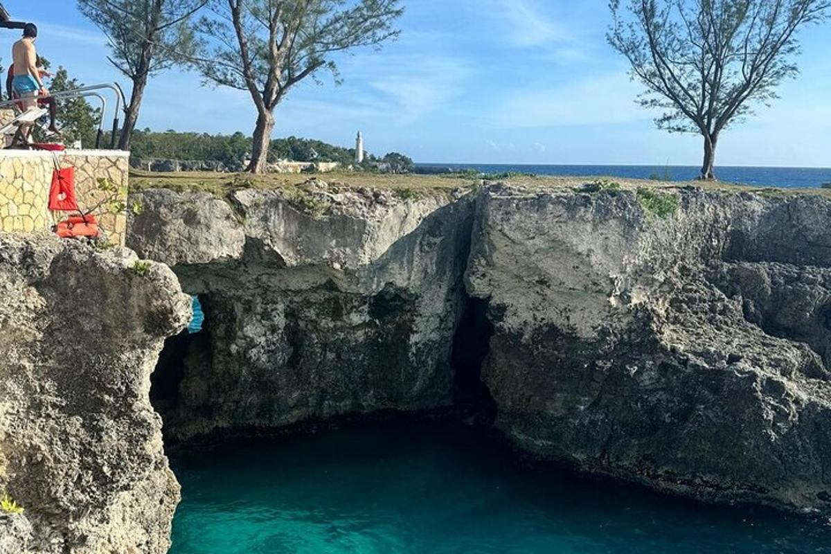 sebuah gua di tepi tebing berbatu