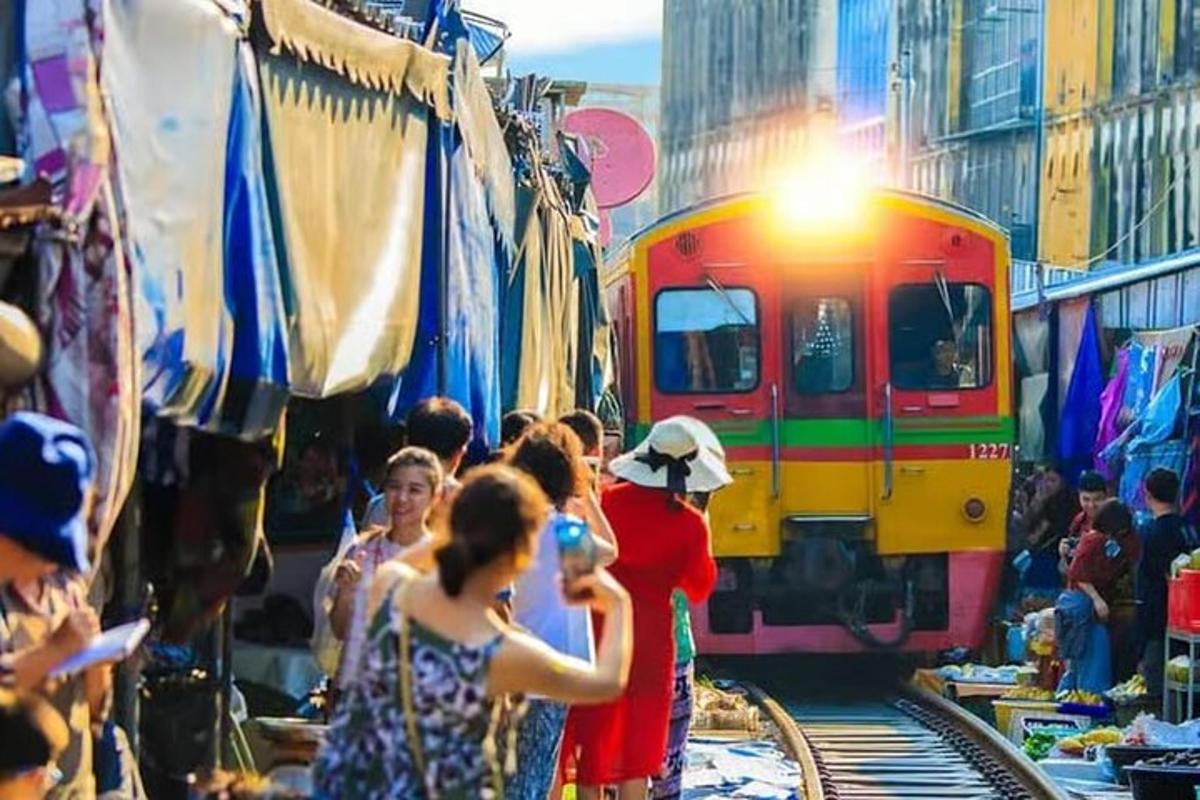 dav lidí stojících na trhu s vlakem