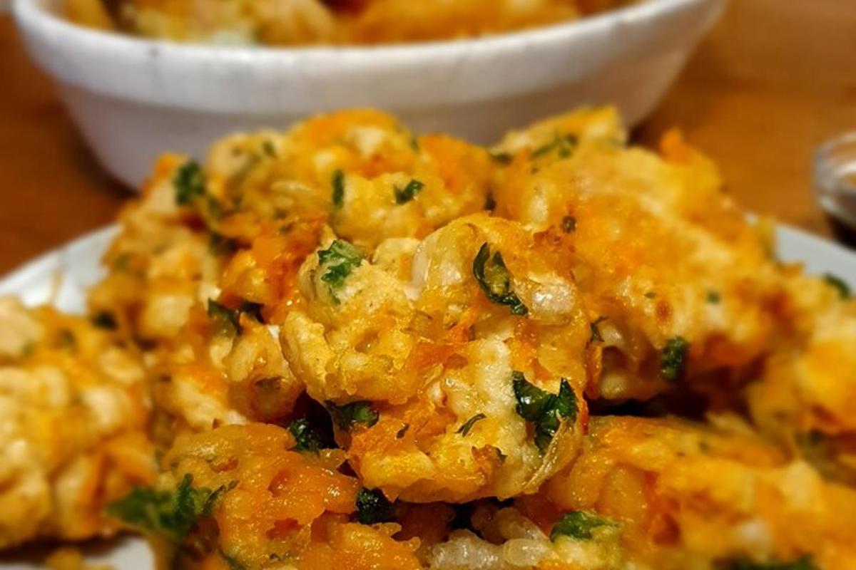 Un montón de comida en un plato sobre una mesa