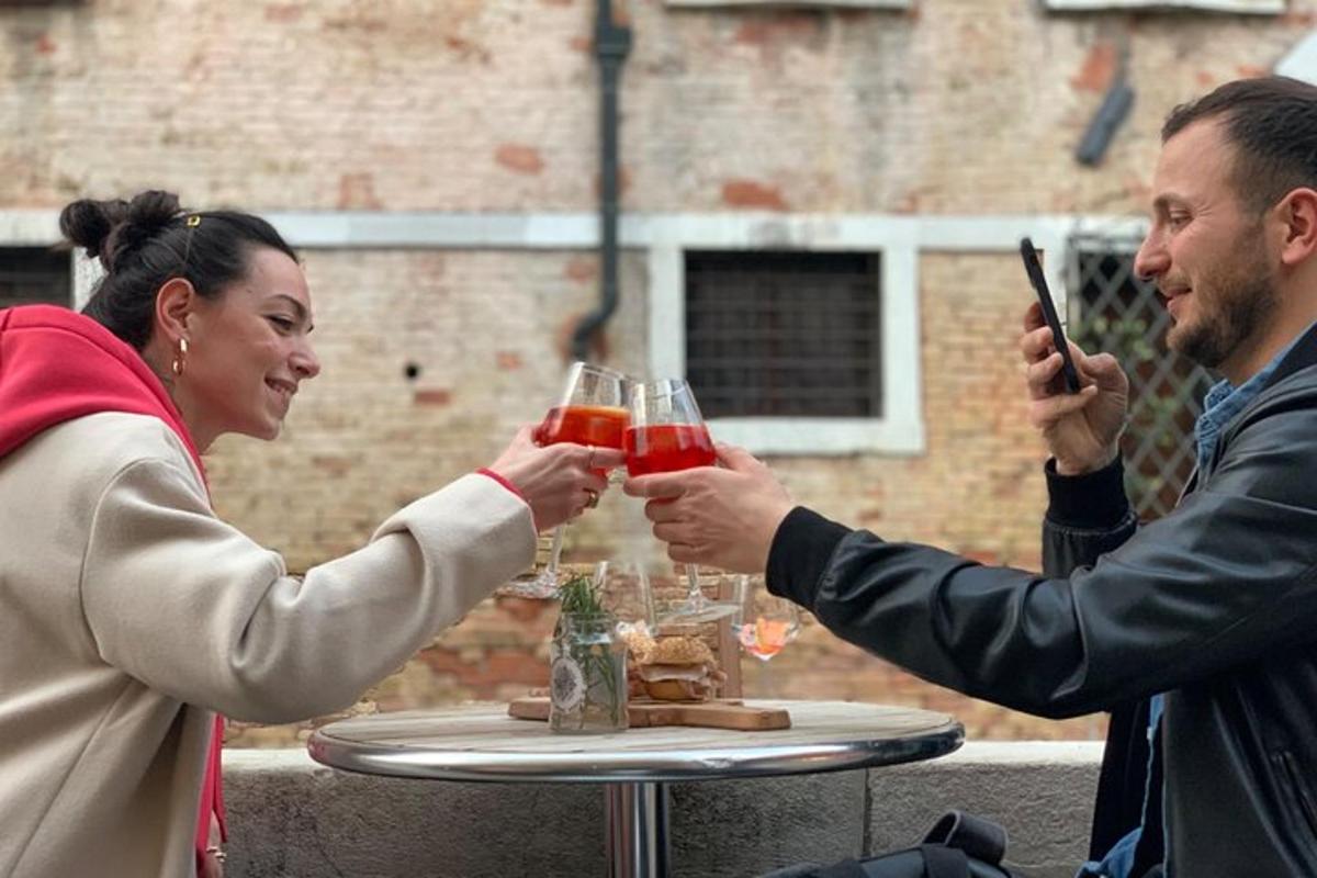 um homem e uma mulher segurando taças de vinho