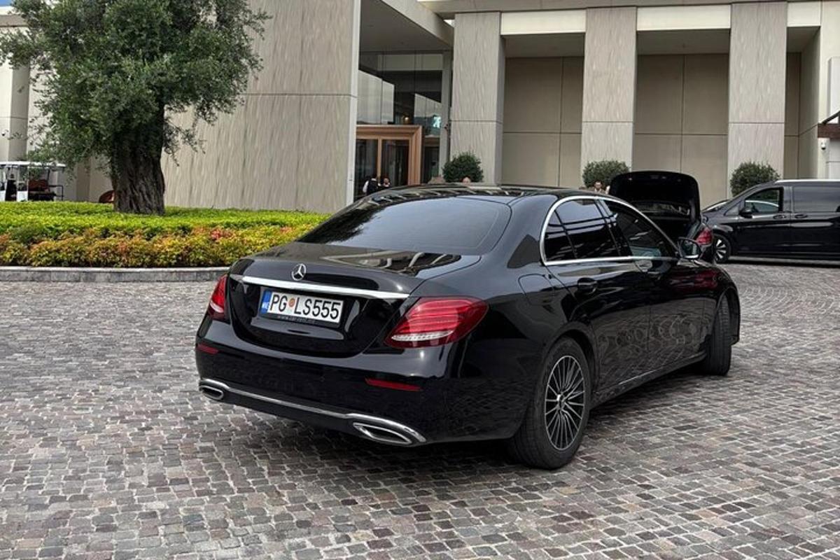 černé auto zaparkované před budovou