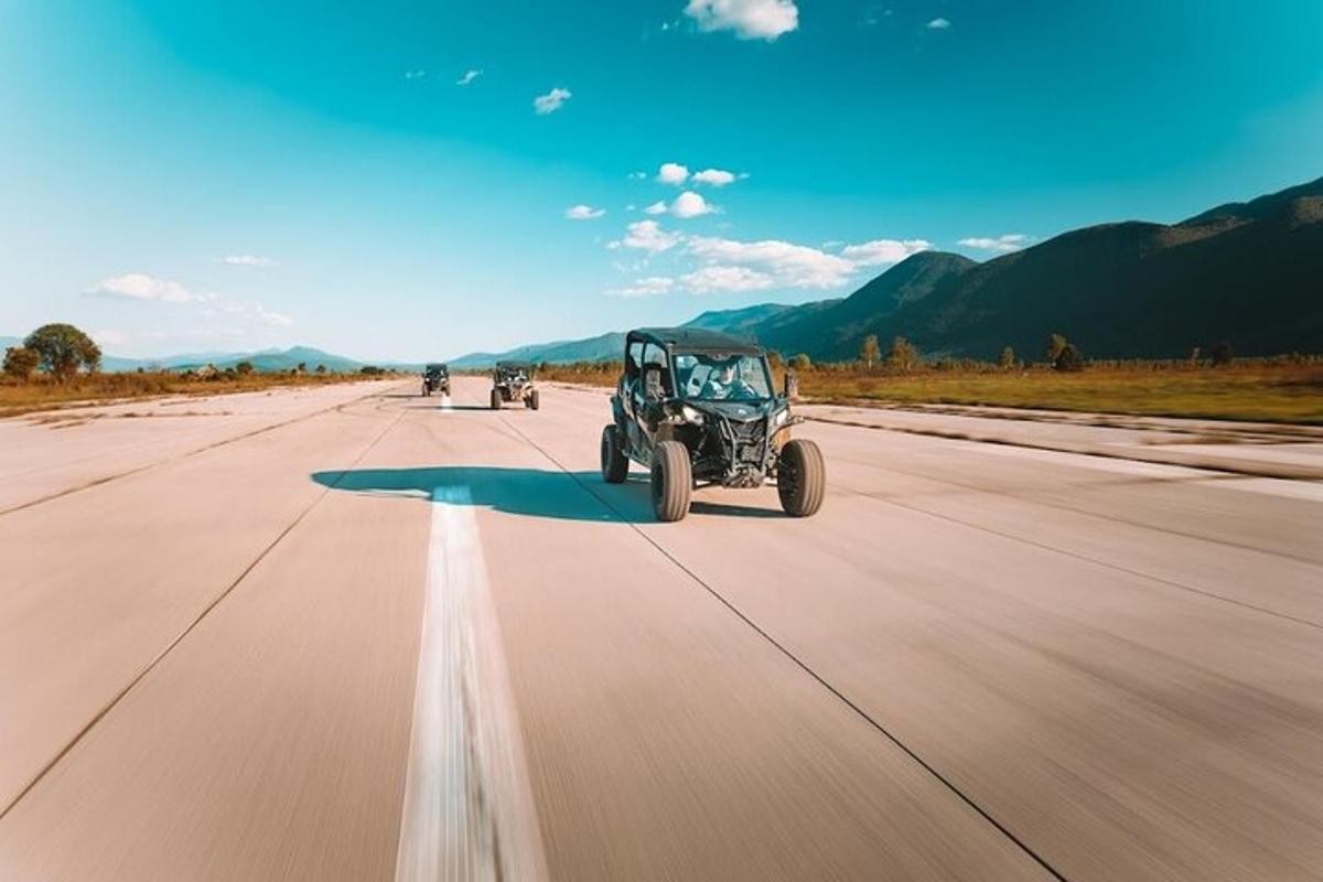 um carro dirigindo por uma estrada com um buggy