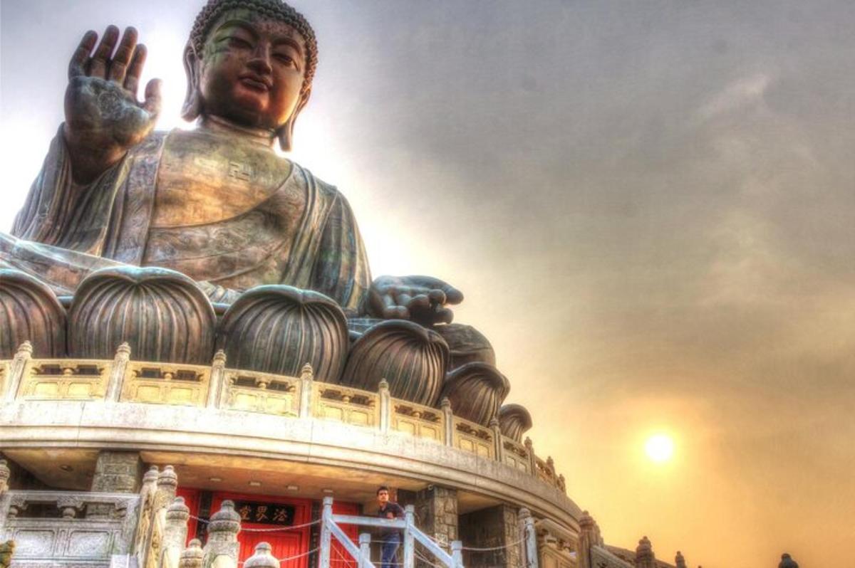 una grande statua in cima a un edificio