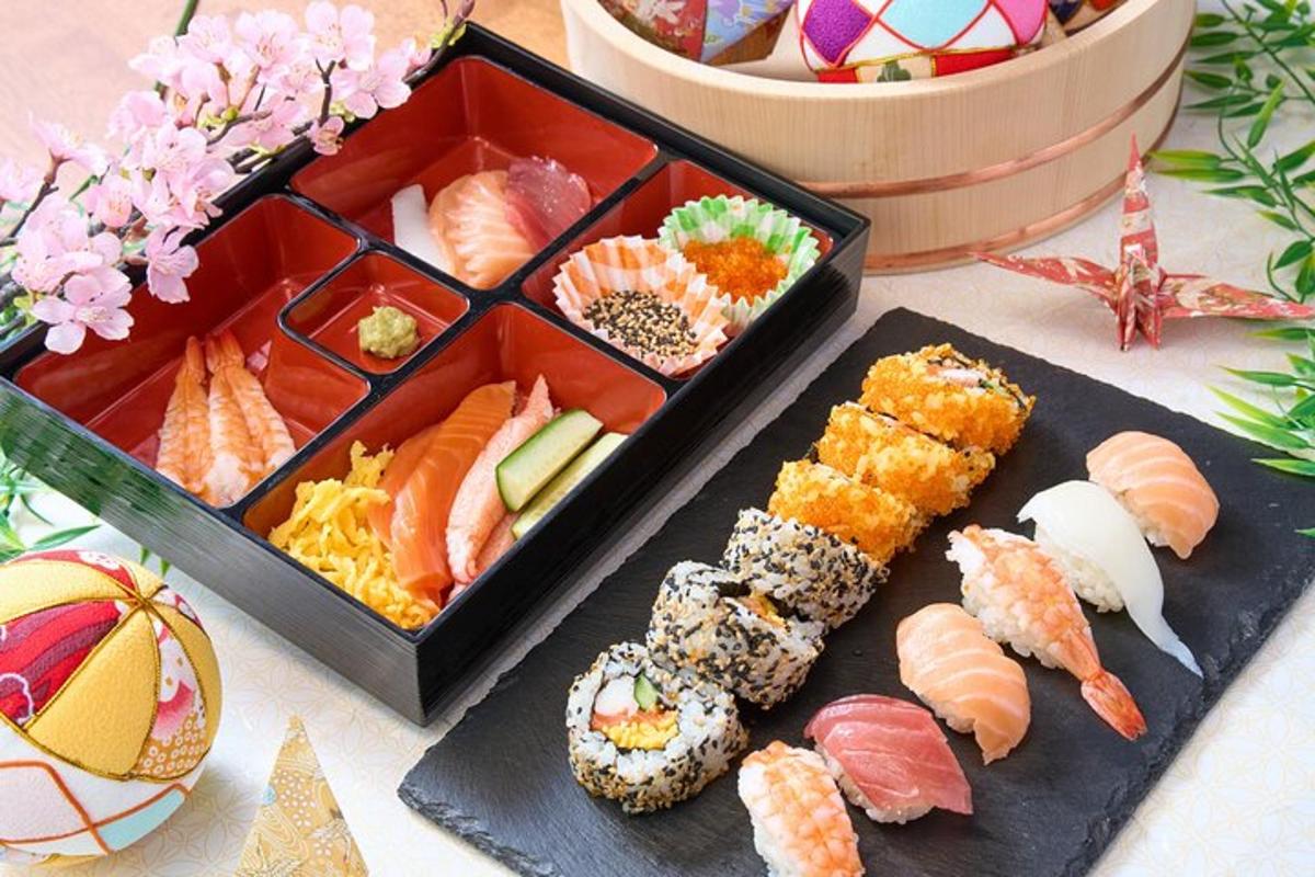 egy tálca sushi és más ételek az asztalon