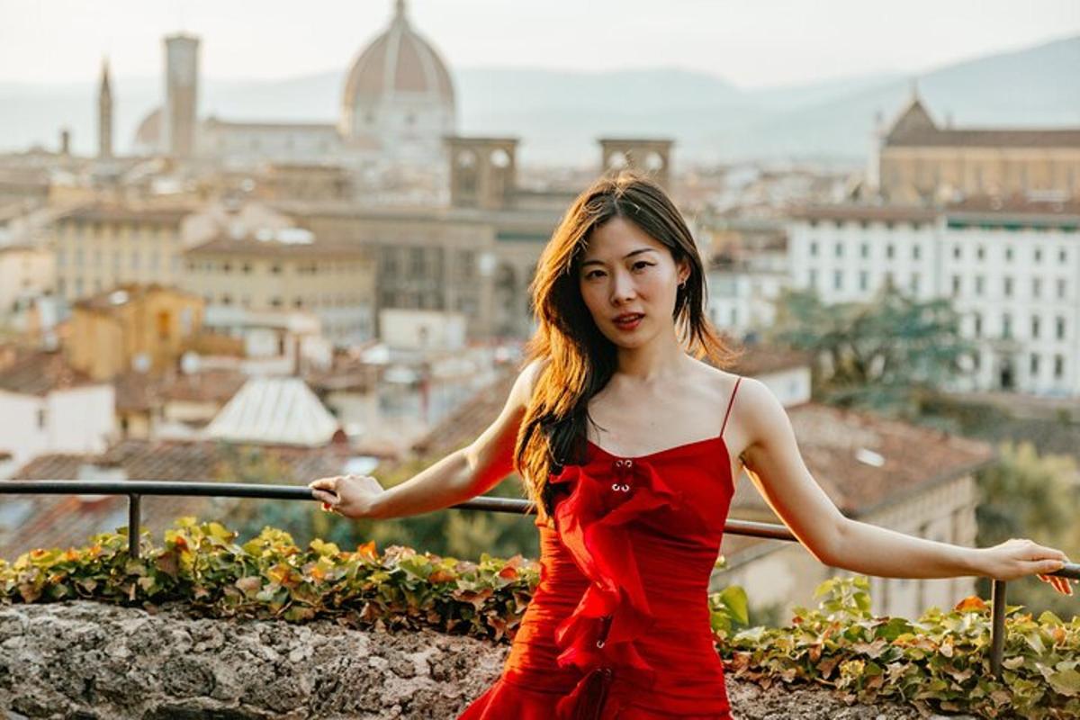 una donna in un vestito rosso in piedi su una sporgenza