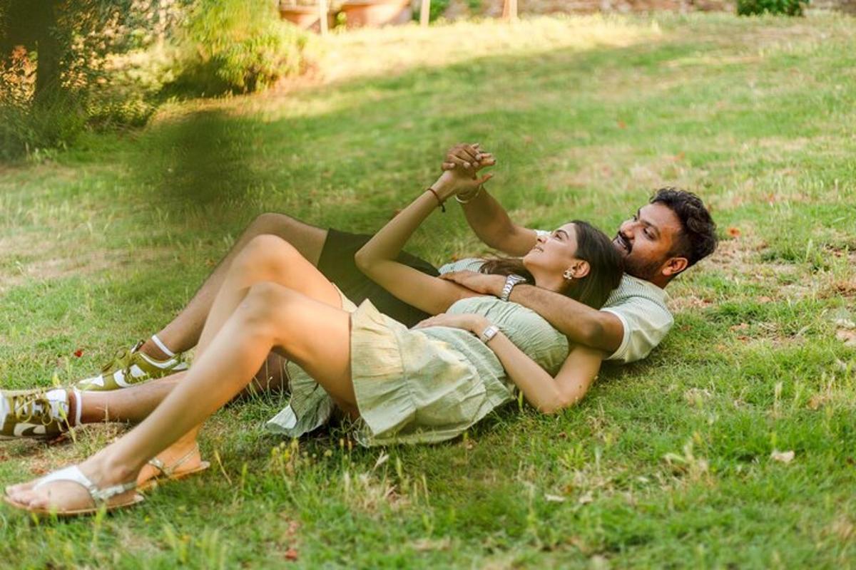 un uomo e una donna sdraiati sull'erba