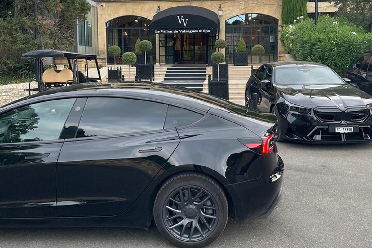 du automobiliai pastatyti aikštelėje priešais pastatą