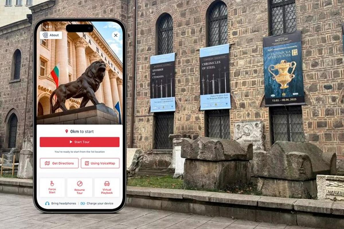 一部手机放在建筑物前的地面上