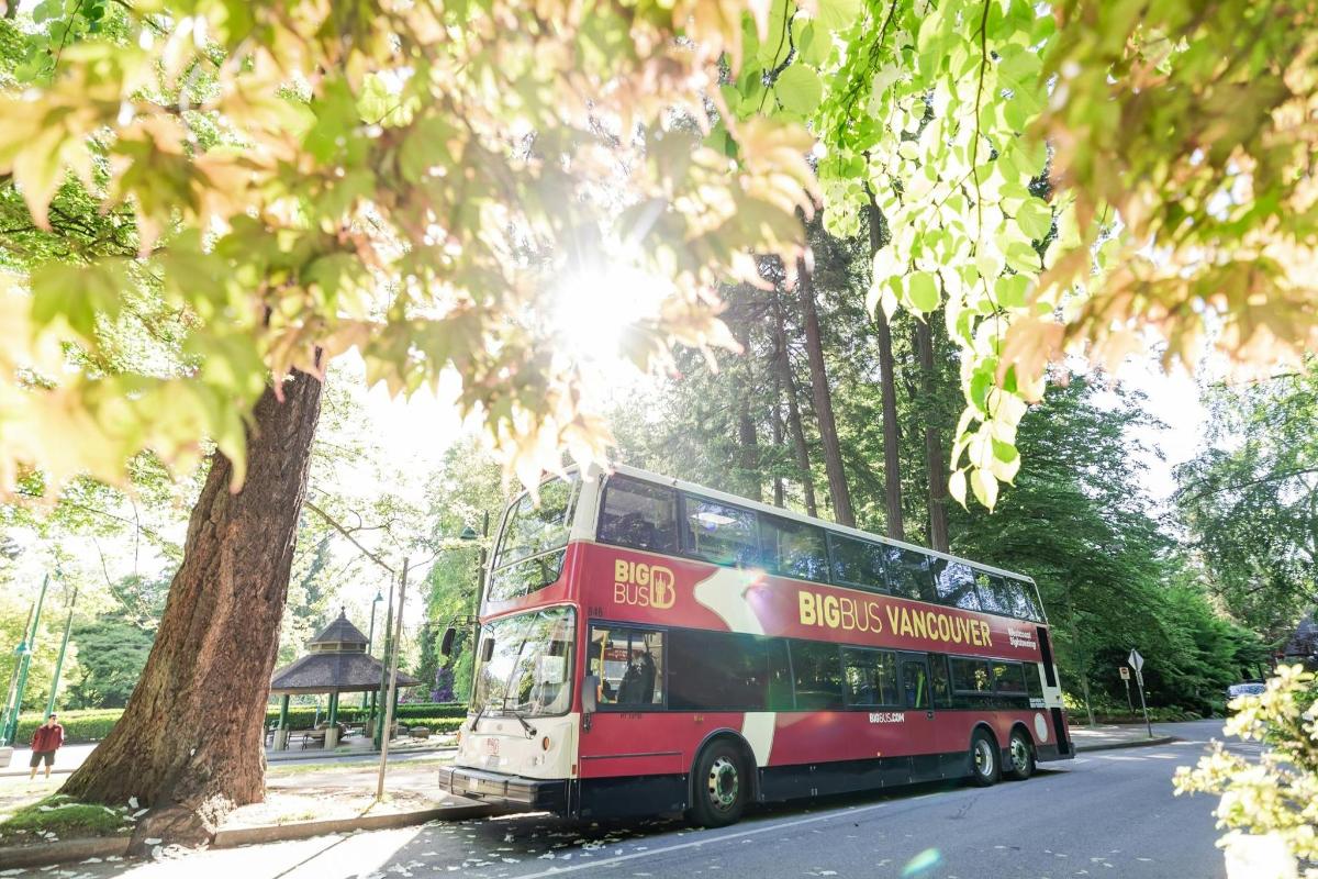 un autobus rosso a due piani che percorre una strada