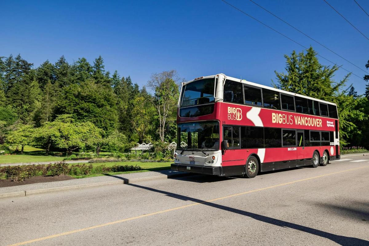 un autobus rosso a due piani che percorre una strada