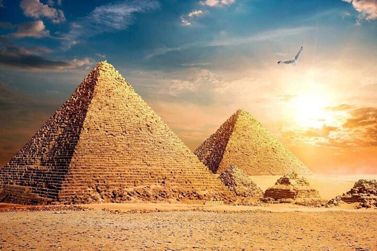 Skupina pyramid v poušti se západem slunce