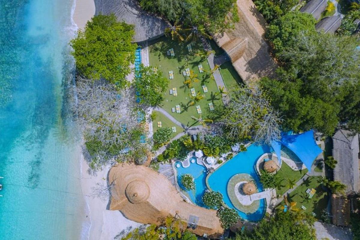 zračni pogled na letovišče ob plaži