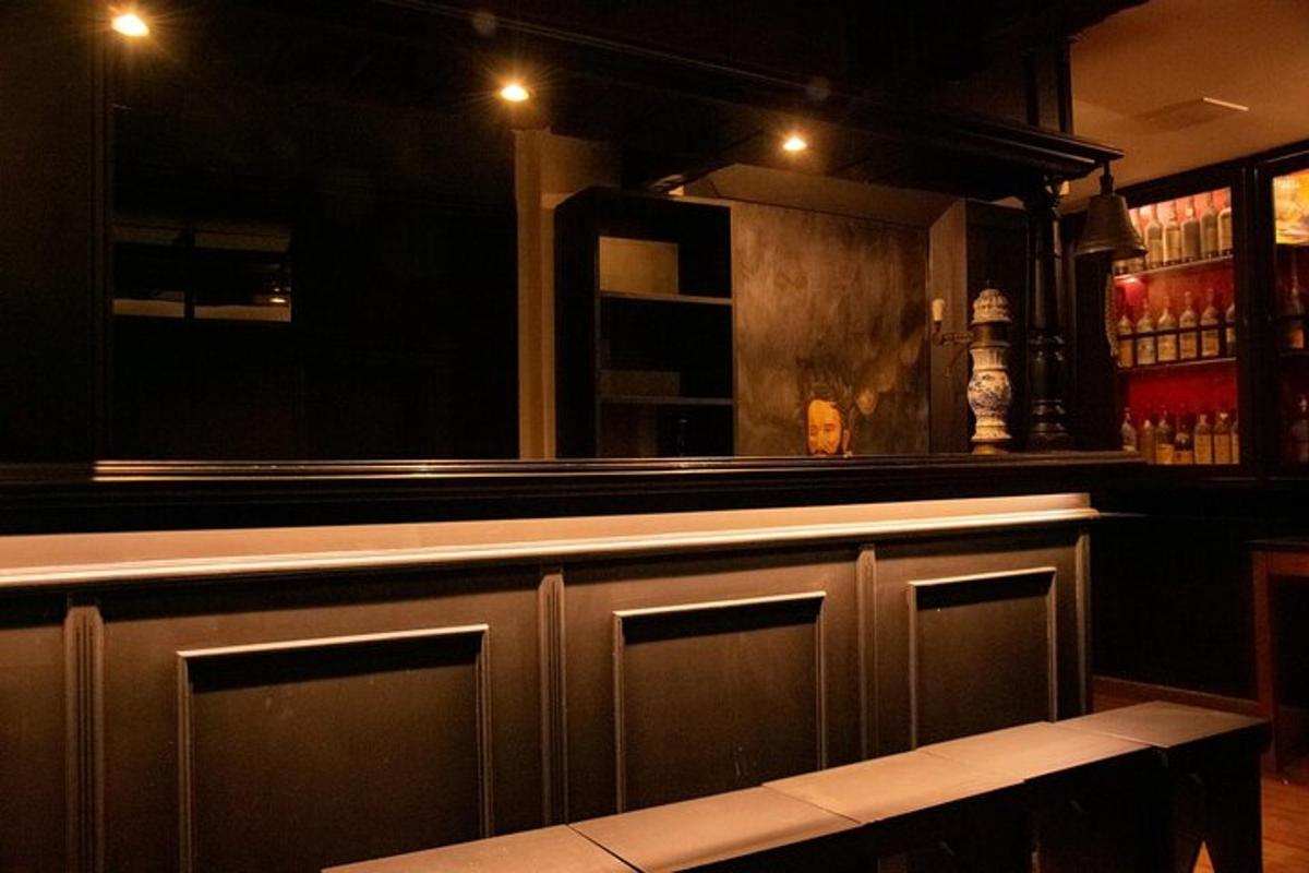 bar dengan kaunter kayu di dalam bilik