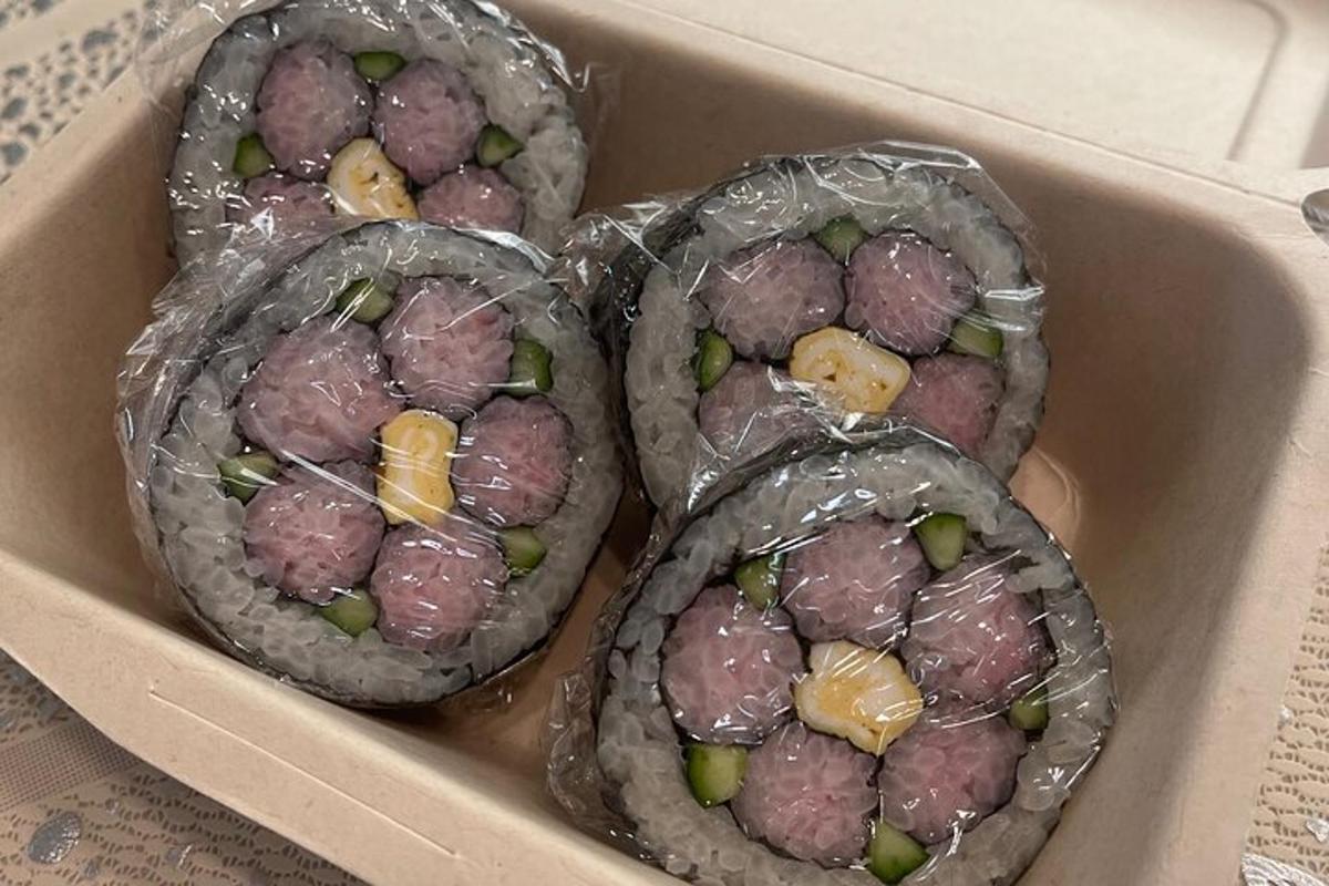 Tres alimentos envueltos en plástico en una caja