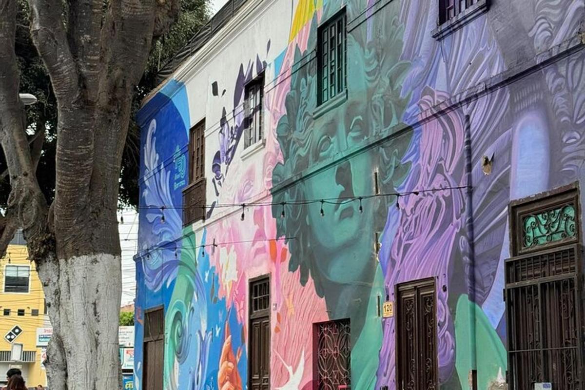 un edificio con un murale colorato sul lato