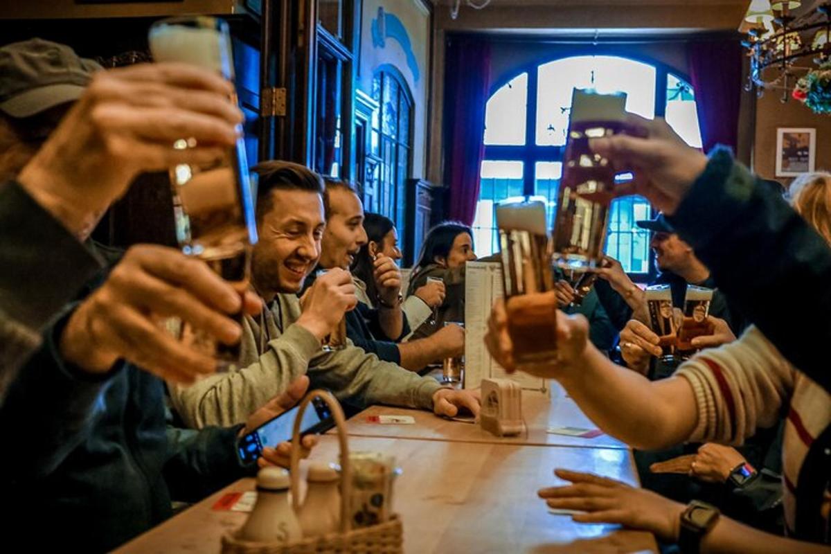 un grup de persones assegudes al voltant d'una taula fent fotos