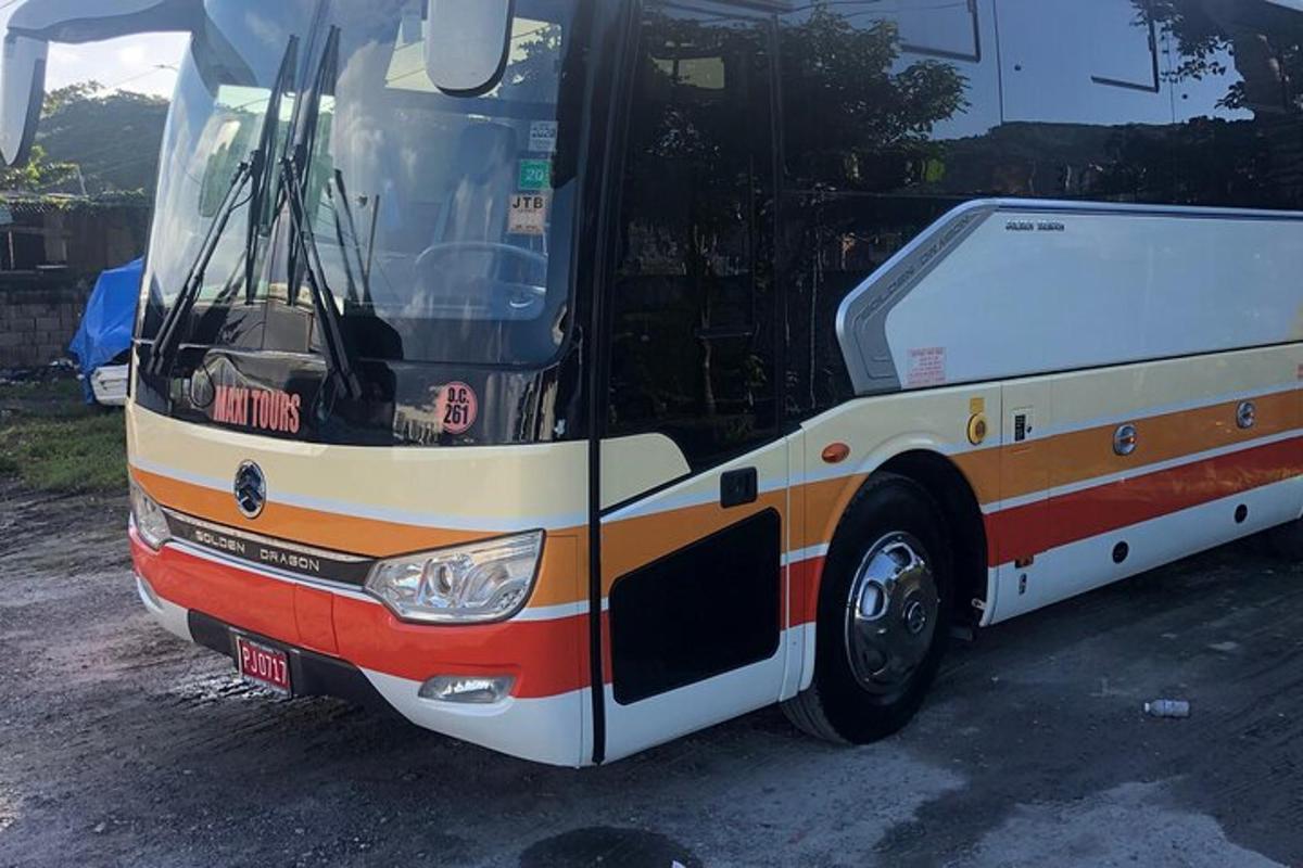 sebuah bas diletakkan di tempat letak kereta