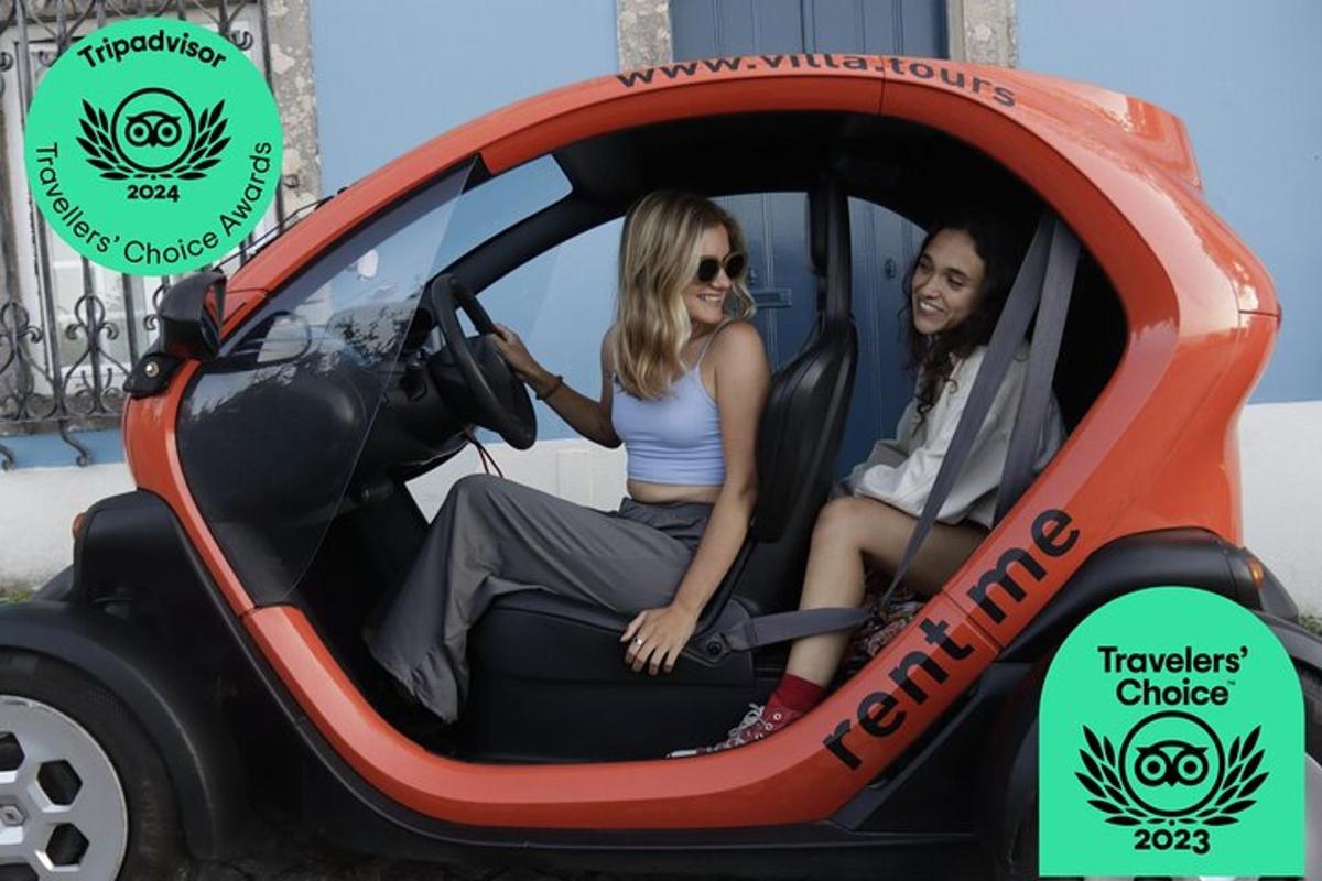 Dos mujeres están sentadas en un coche con