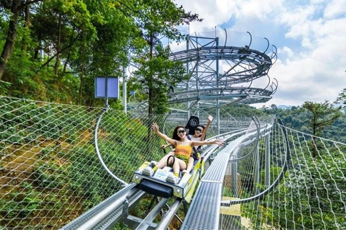 两名女子乘坐过山车