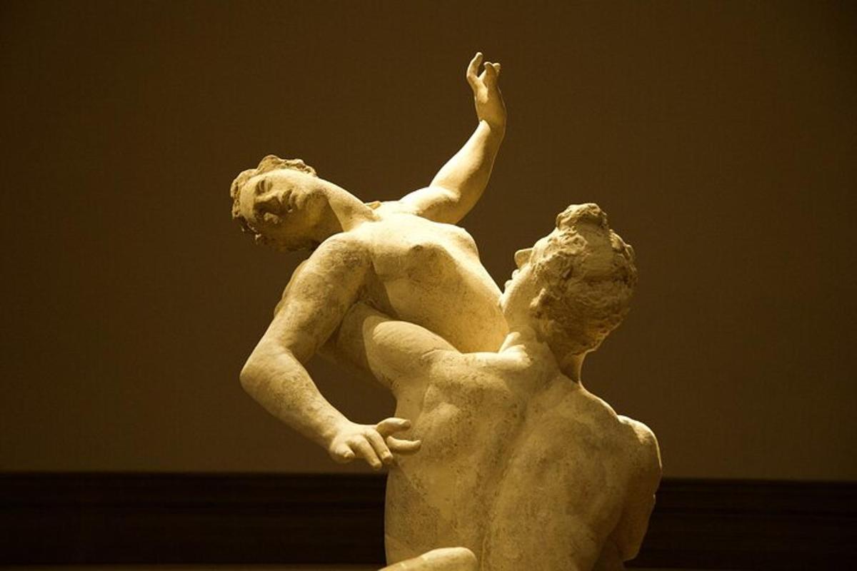 en hvid statue af en mand med armen i vejret