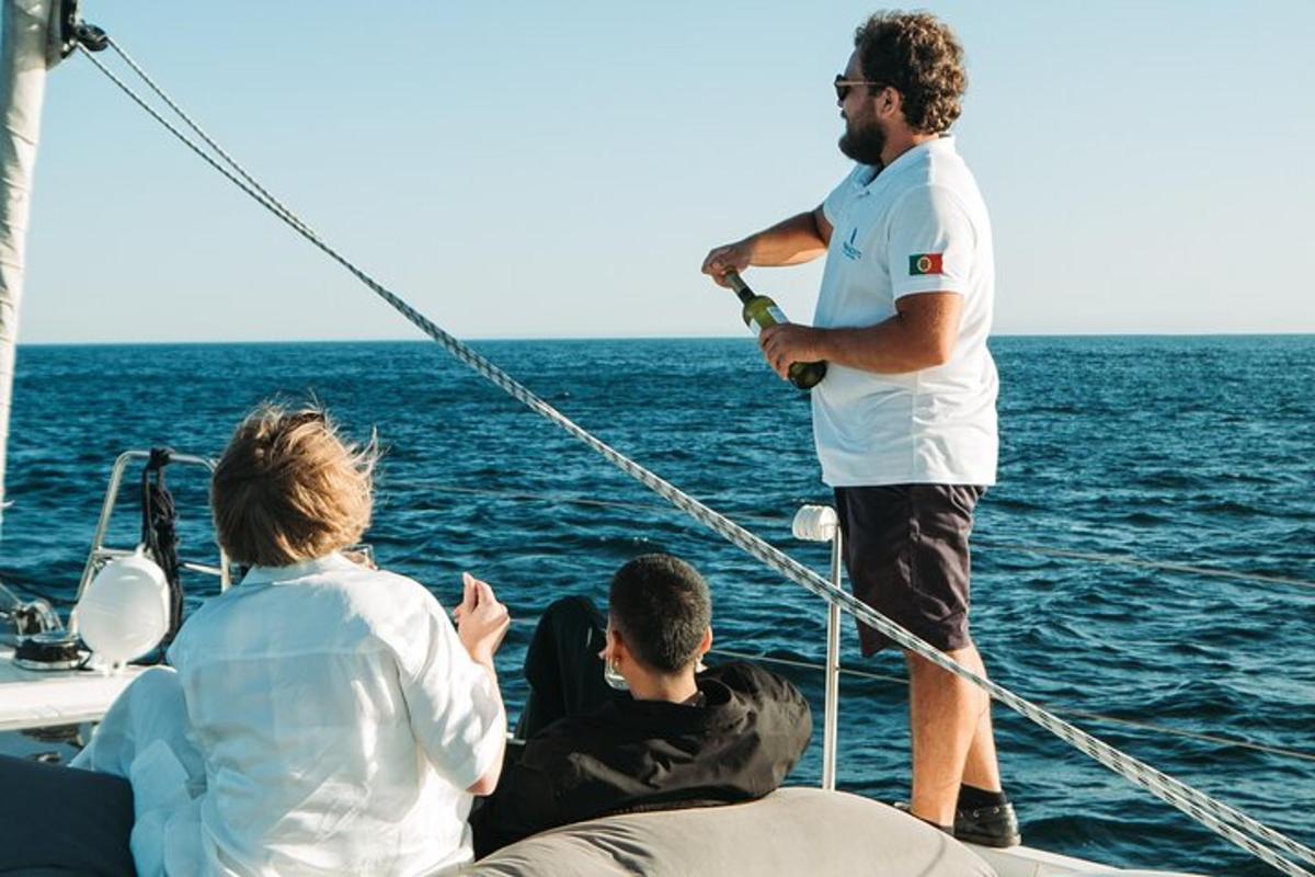 un uomo in piedi sulla prua di una barca