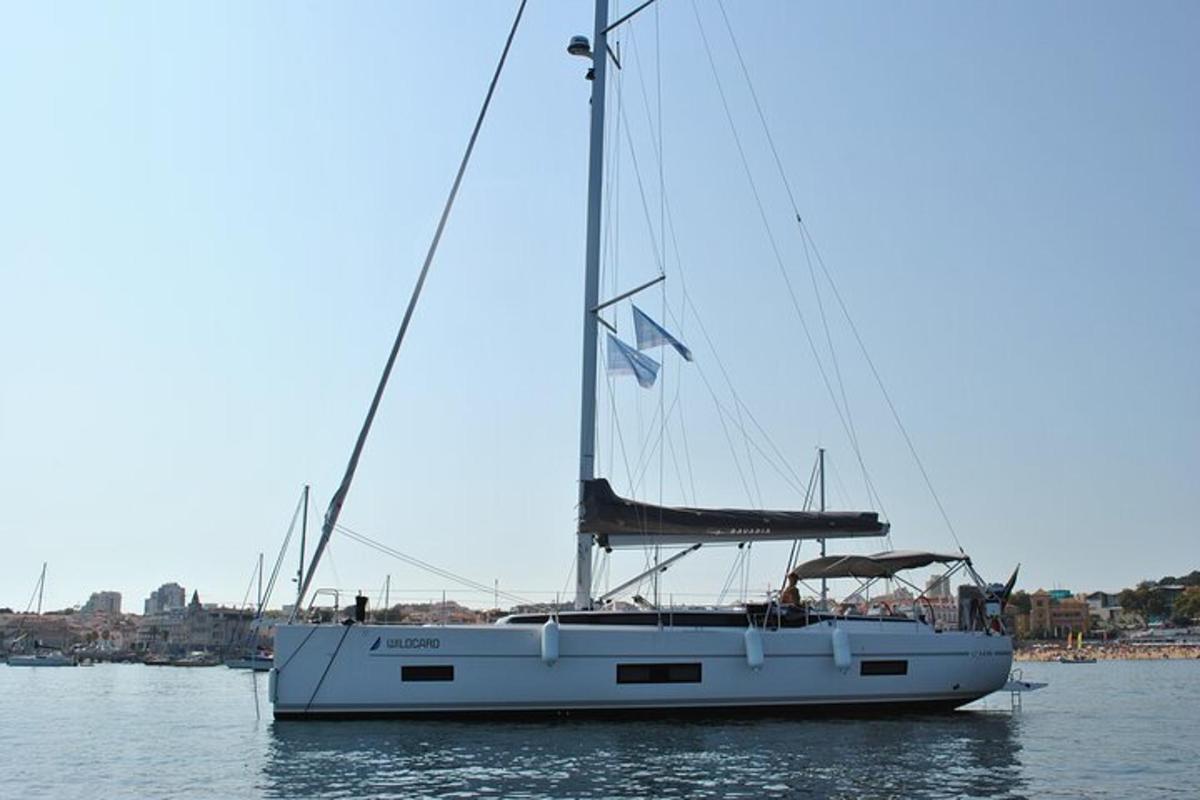 una barca a vela bianca seduta nell'acqua