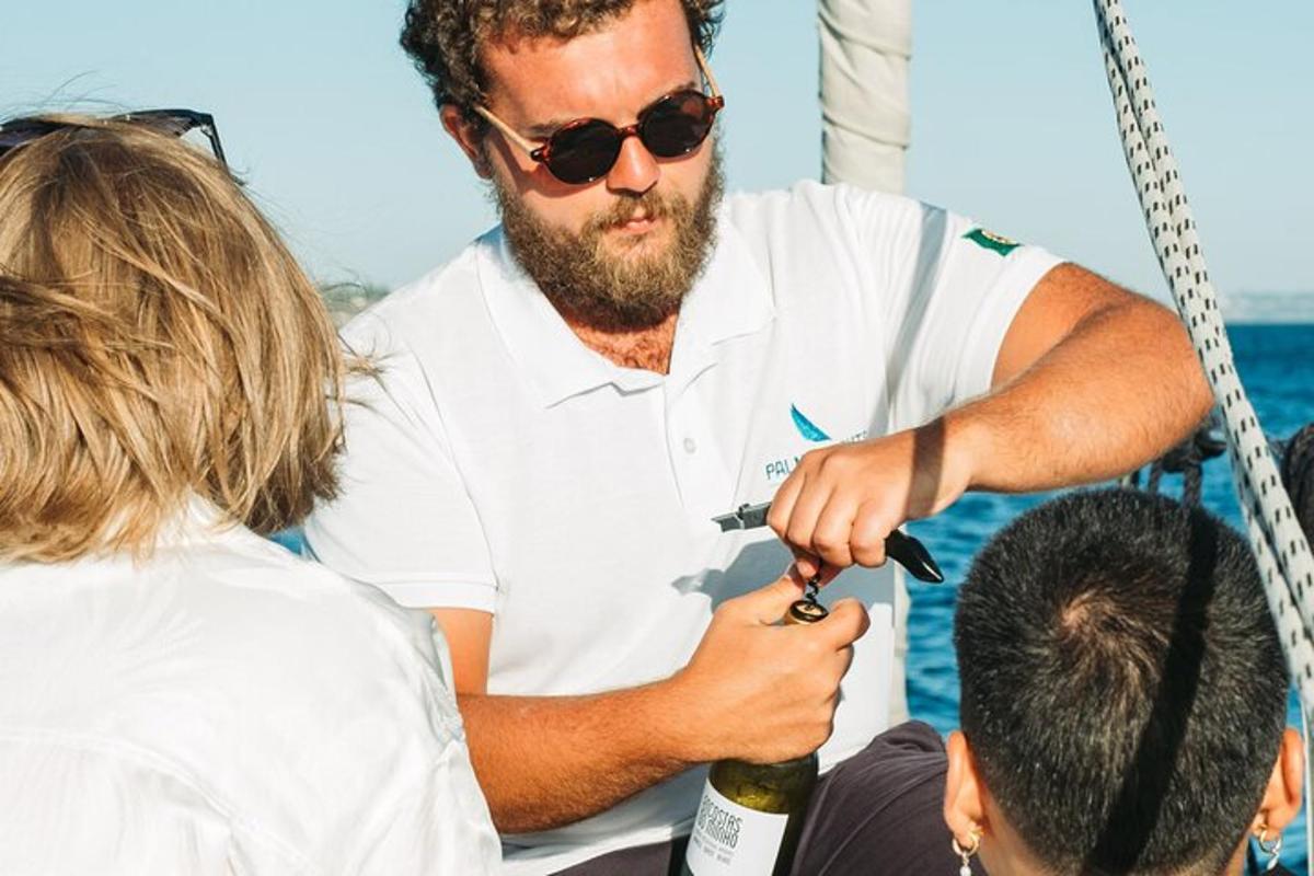 un uomo che taglia i capelli a un altro uomo su una barca