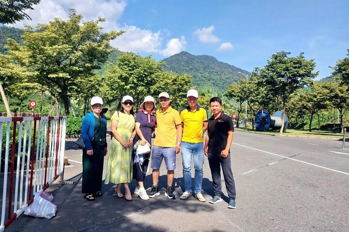 un gruppo di persone in posa per una foto su un campo da tennis