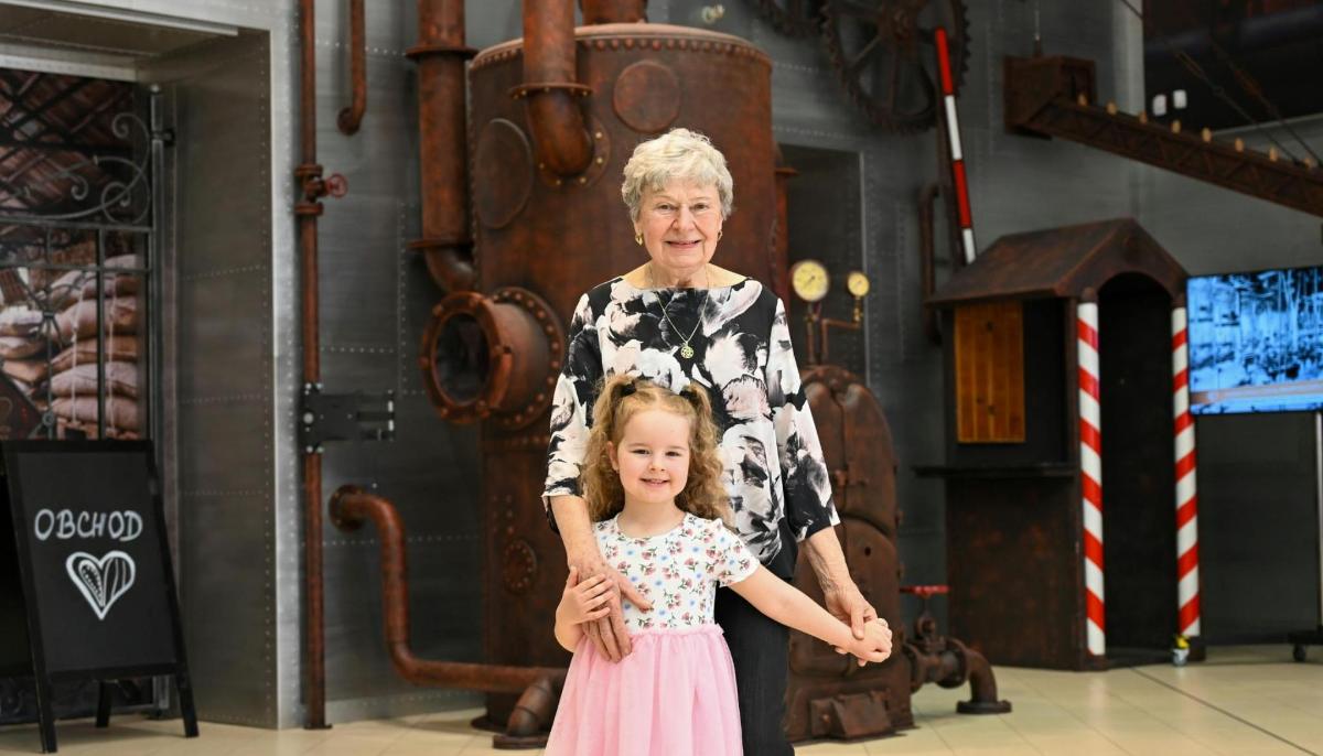 eine Frau und ein kleines Mädchen halten Händchen
