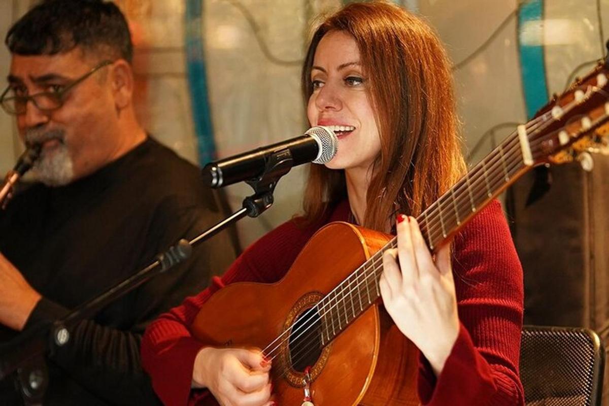žena hrající na kytaru a mikrofon